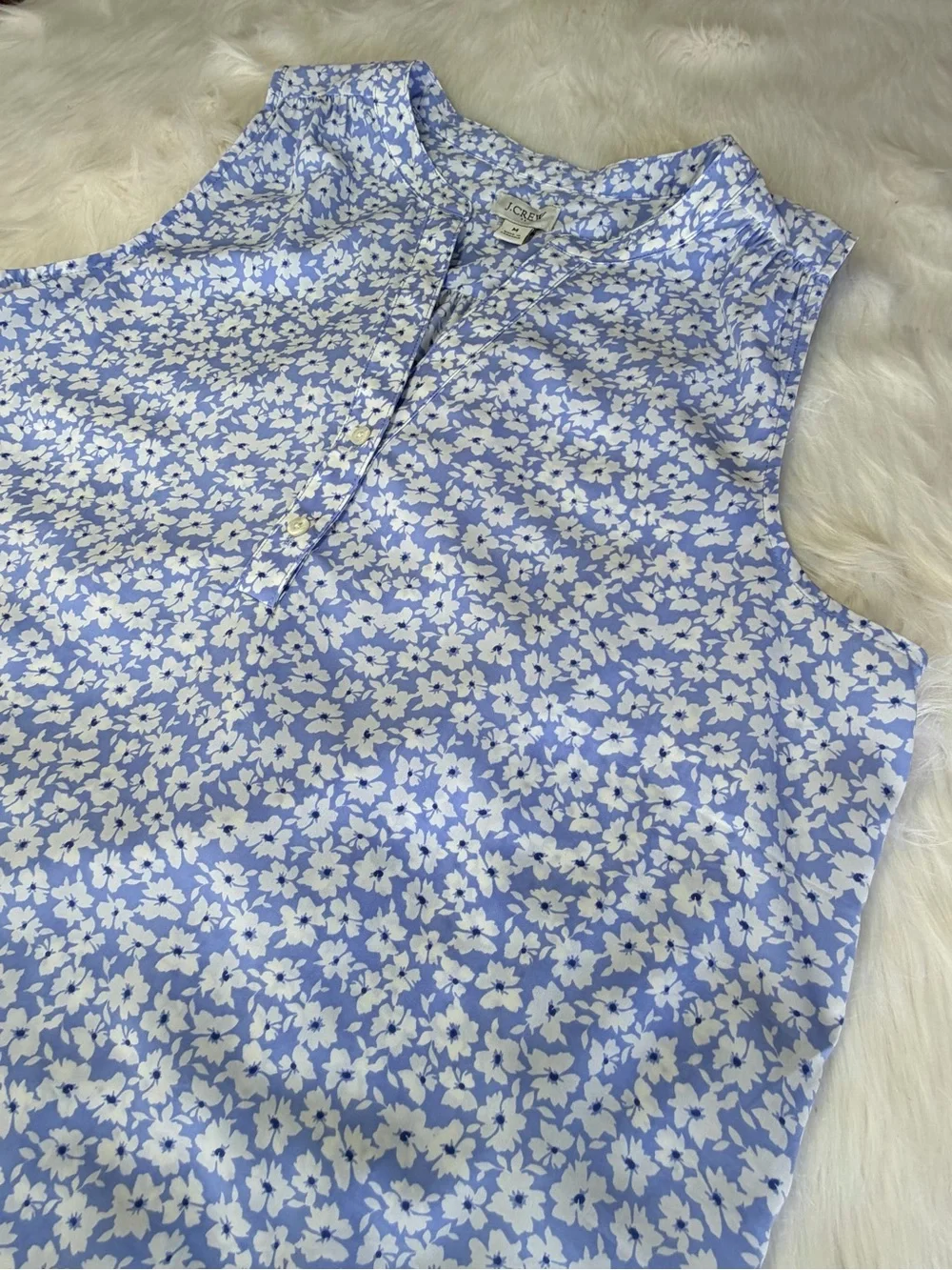 J.Crew Sleeveless Split Neck Floral Blouse Sz M Blue White Ditsy Print